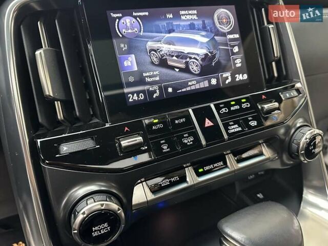 Белый Лексус ЛХ, объемом двигателя 3.35 л и пробегом 12 тыс. км за 120500 $, фото 57 на Automoto.ua