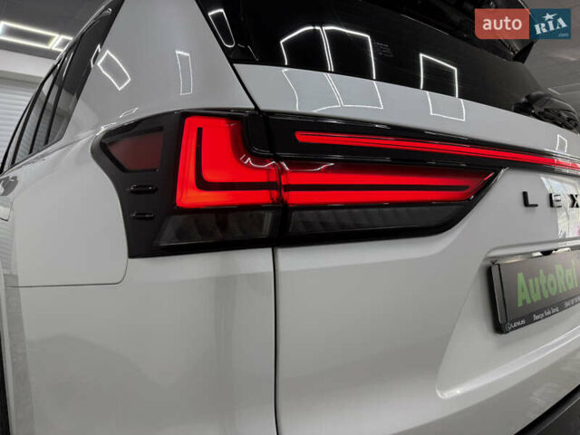 Белый Лексус ЛХ, объемом двигателя 3.35 л и пробегом 50 тыс. км за 114900 $, фото 7 на Automoto.ua