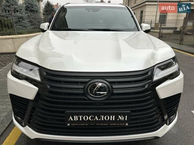 Белый Лексус ЛХ, объемом двигателя 3.35 л и пробегом 12 тыс. км за 120500 $, фото 1 на Automoto.ua