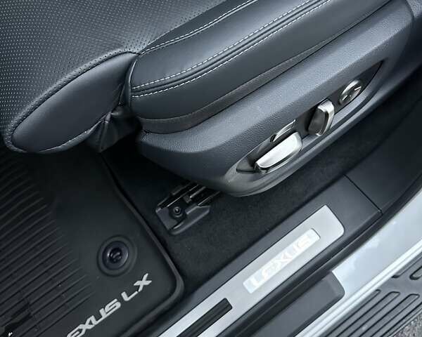 Белый Лексус ЛХ, объемом двигателя 3.45 л и пробегом 20 тыс. км за 127500 $, фото 56 на Automoto.ua