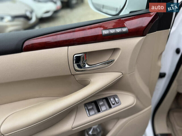 Бежевый Лексус ЛХ, объемом двигателя 5.7 л и пробегом 233 тыс. км за 26500 $, фото 15 на Automoto.ua