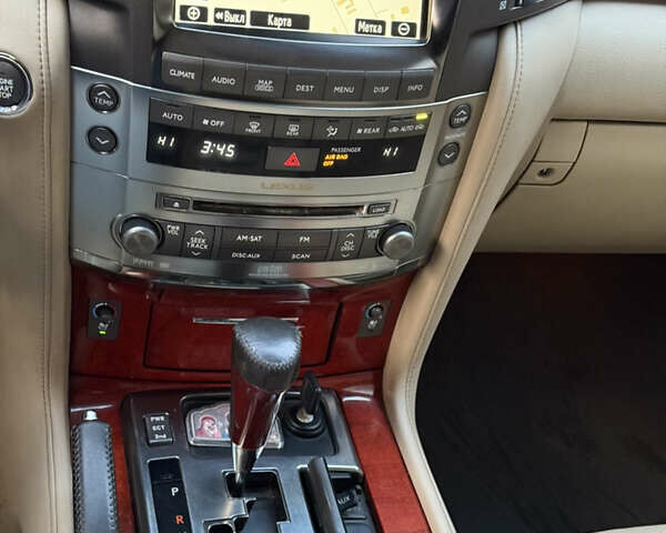 Бежевый Лексус ЛХ, объемом двигателя 5.66 л и пробегом 205 тыс. км за 18999 $, фото 16 на Automoto.ua