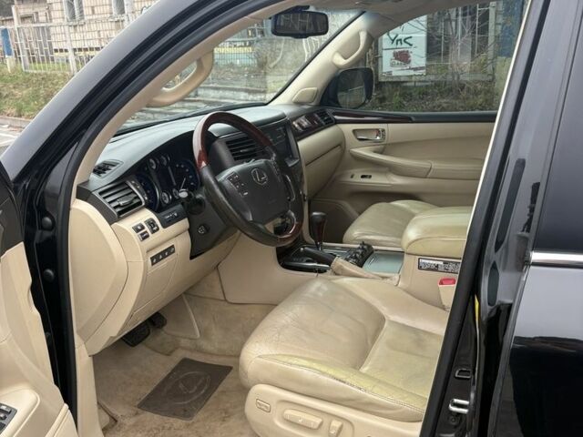 Черный Лексус ЛХ, объемом двигателя 5.7 л и пробегом 330 тыс. км за 21500 $, фото 5 на Automoto.ua