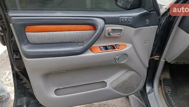 Черный Лексус ЛХ, объемом двигателя 4.7 л и пробегом 440 тыс. км за 10500 $, фото 6 на Automoto.ua