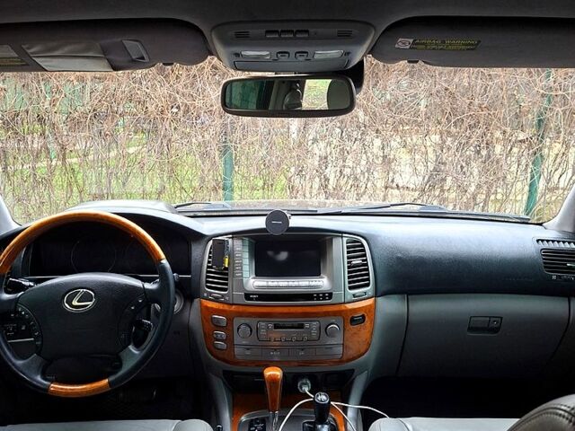 Черный Лексус ЛХ, объемом двигателя 4.7 л и пробегом 300 тыс. км за 12000 $, фото 6 на Automoto.ua