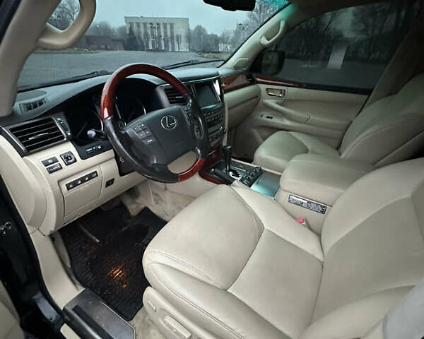 Черный Лексус ЛХ, объемом двигателя 5.66 л и пробегом 263 тыс. км за 19999 $, фото 11 на Automoto.ua