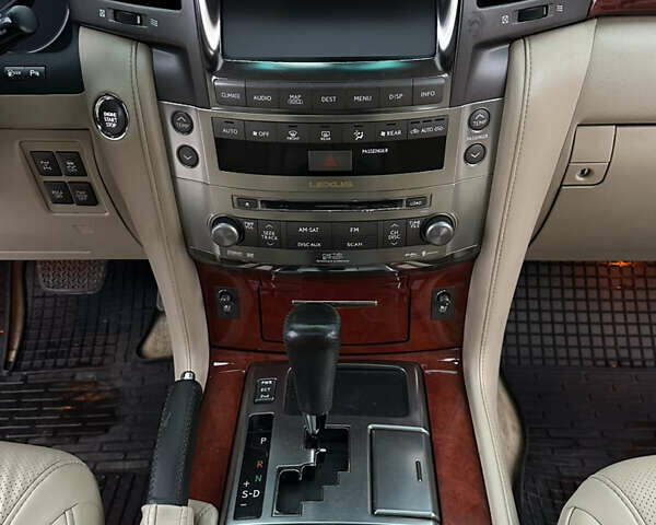 Черный Лексус ЛХ, объемом двигателя 5.66 л и пробегом 263 тыс. км за 19999 $, фото 31 на Automoto.ua