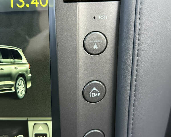 Черный Лексус ЛХ, объемом двигателя 5.7 л и пробегом 252 тыс. км за 25999 $, фото 92 на Automoto.ua