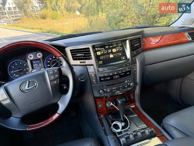 Черный Лексус ЛХ, объемом двигателя 5.7 л и пробегом 297 тыс. км за 26500 $, фото 11 на Automoto.ua