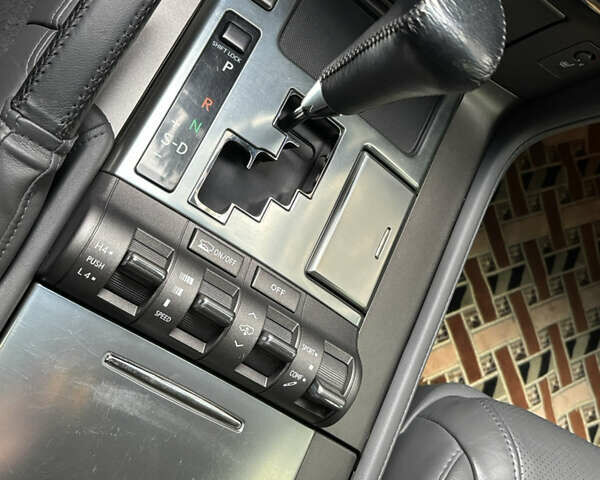 Черный Лексус ЛХ, объемом двигателя 5.7 л и пробегом 325 тыс. км за 23900 $, фото 16 на Automoto.ua