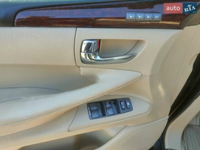 Черный Лексус ЛХ, объемом двигателя 5.66 л и пробегом 275 тыс. км за 21900 $, фото 17 на Automoto.ua