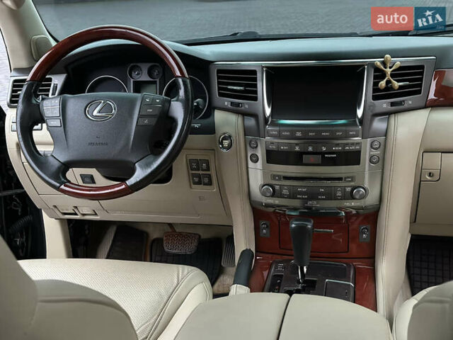 Черный Лексус ЛХ, объемом двигателя 5.66 л и пробегом 263 тыс. км за 19999 $, фото 29 на Automoto.ua