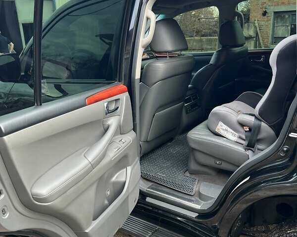 Черный Лексус ЛХ, объемом двигателя 5.66 л и пробегом 300 тыс. км за 24000 $, фото 7 на Automoto.ua