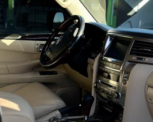 Черный Лексус ЛХ, объемом двигателя 5.66 л и пробегом 380 тыс. км за 26500 $, фото 5 на Automoto.ua