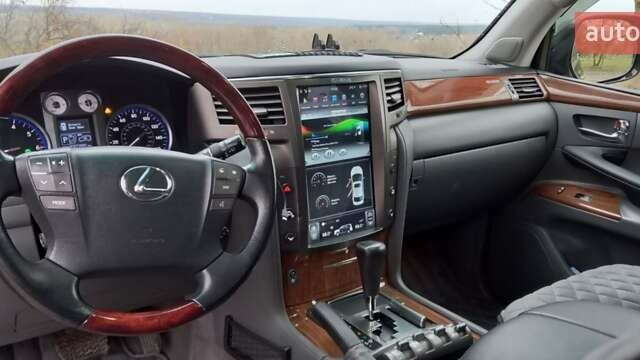 Черный Лексус ЛХ, объемом двигателя 5.66 л и пробегом 237 тыс. км за 31000 $, фото 4 на Automoto.ua