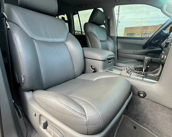 Черный Лексус ЛХ, объемом двигателя 5.7 л и пробегом 110 тыс. км за 33600 $, фото 14 на Automoto.ua