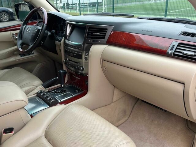 Чорний Лексус ЛХ, об'ємом двигуна 5.7 л та пробігом 74 тис. км за 39400 $, фото 10 на Automoto.ua