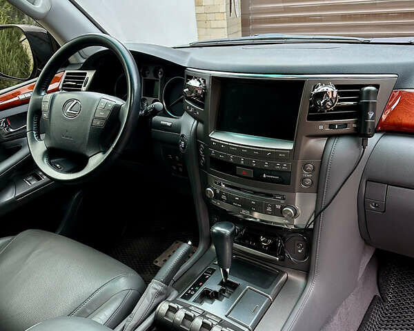 Черный Лексус ЛХ, объемом двигателя 5.66 л и пробегом 116 тыс. км за 32000 $, фото 13 на Automoto.ua