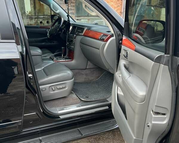 Черный Лексус ЛХ, объемом двигателя 5.66 л и пробегом 300 тыс. км за 24000 $, фото 4 на Automoto.ua