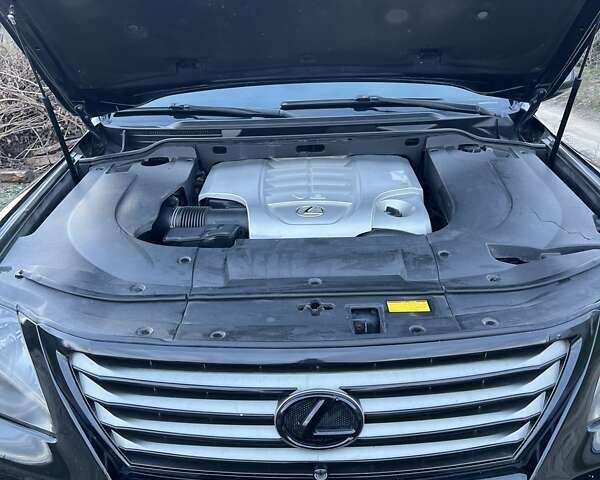 Черный Лексус ЛХ, объемом двигателя 5.66 л и пробегом 300 тыс. км за 24000 $, фото 10 на Automoto.ua