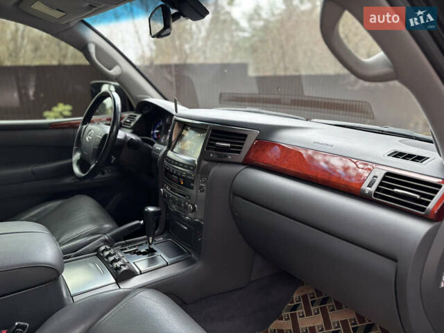 Черный Лексус ЛХ, объемом двигателя 5.7 л и пробегом 325 тыс. км за 23900 $, фото 26 на Automoto.ua