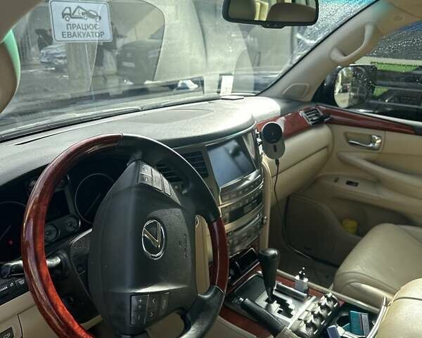 Черный Лексус ЛХ, объемом двигателя 5.66 л и пробегом 263 тыс. км за 23000 $, фото 2 на Automoto.ua