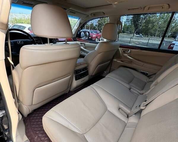 Черный Лексус ЛХ, объемом двигателя 5.66 л и пробегом 198 тыс. км за 27500 $, фото 4 на Automoto.ua