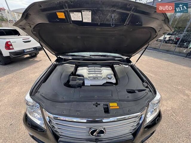 Черный Лексус ЛХ, объемом двигателя 5.66 л и пробегом 198 тыс. км за 27500 $, фото 13 на Automoto.ua