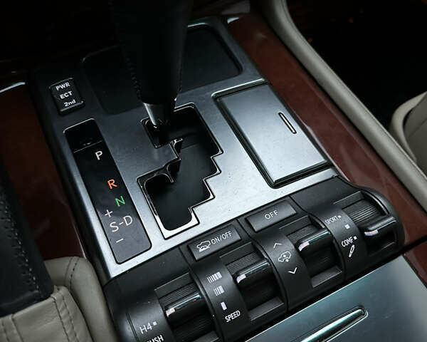 Черный Лексус ЛХ, объемом двигателя 5.66 л и пробегом 263 тыс. км за 19999 $, фото 40 на Automoto.ua