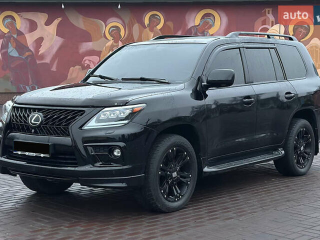 Черный Лексус ЛХ, объемом двигателя 5.66 л и пробегом 263 тыс. км за 19999 $, фото 1 на Automoto.ua