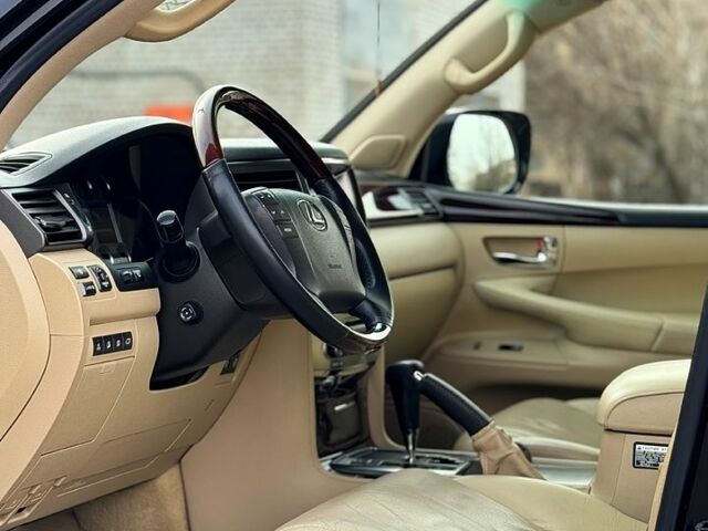 Черный Лексус ЛХ, объемом двигателя 5.7 л и пробегом 270 тыс. км за 27000 $, фото 1 на Automoto.ua