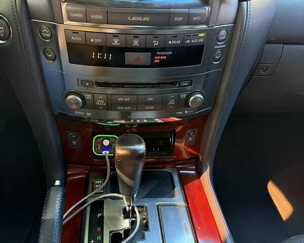 Черный Лексус ЛХ, объемом двигателя 5.66 л и пробегом 278 тыс. км за 23500 $, фото 2 на Automoto.ua