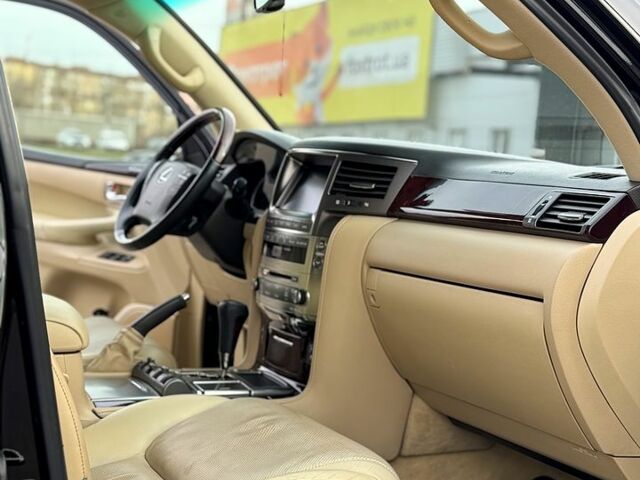 Черный Лексус ЛХ, объемом двигателя 5.7 л и пробегом 270 тыс. км за 27000 $, фото 2 на Automoto.ua