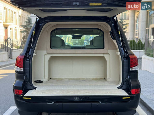 Черный Лексус ЛХ, объемом двигателя 5.7 л и пробегом 142 тыс. км за 71000 $, фото 61 на Automoto.ua