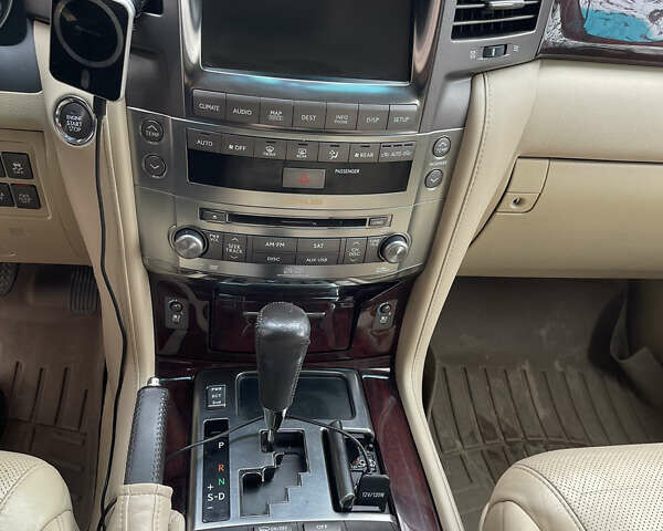 Черный Лексус ЛХ, объемом двигателя 5.66 л и пробегом 160 тыс. км за 26000 $, фото 6 на Automoto.ua