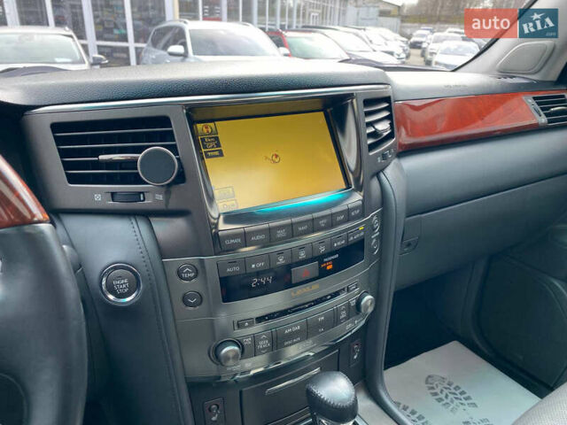 Черный Лексус ЛХ, объемом двигателя 5.66 л и пробегом 310 тыс. км за 25500 $, фото 15 на Automoto.ua