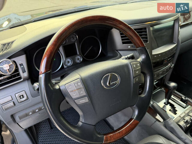 Черный Лексус ЛХ, объемом двигателя 5.66 л и пробегом 160 тыс. км за 38000 $, фото 24 на Automoto.ua
