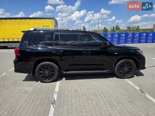 Черный Лексус ЛХ, объемом двигателя 5.66 л и пробегом 295 тыс. км за 27777 $, фото 2 на Automoto.ua