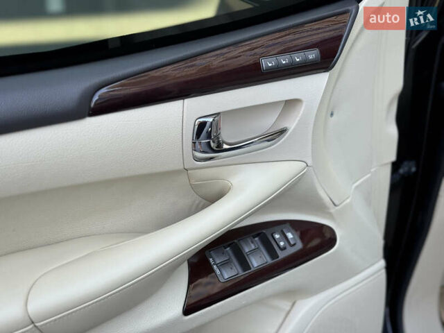 Черный Лексус ЛХ, объемом двигателя 5.7 л и пробегом 142 тыс. км за 71000 $, фото 64 на Automoto.ua