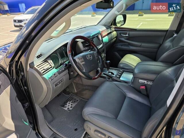 Черный Лексус ЛХ, объемом двигателя 5.66 л и пробегом 295 тыс. км за 27777 $, фото 10 на Automoto.ua
