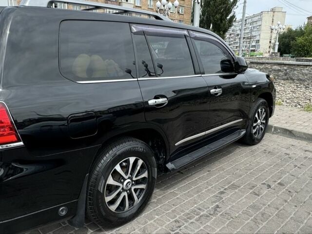 Черный Лексус ЛХ, объемом двигателя 5.7 л и пробегом 170 тыс. км за 31000 $, фото 3 на Automoto.ua
