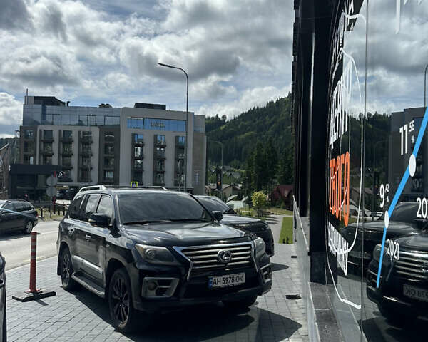 Черный Лексус ЛХ, объемом двигателя 5.66 л и пробегом 320 тыс. км за 33000 $, фото 3 на Automoto.ua