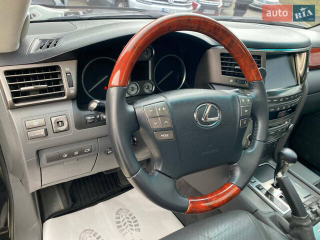 Черный Лексус ЛХ, объемом двигателя 5.66 л и пробегом 310 тыс. км за 25500 $, фото 14 на Automoto.ua