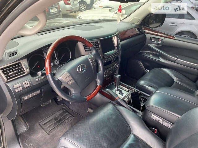 Черный Лексус ЛХ, объемом двигателя 5.66 л и пробегом 180 тыс. км за 31500 $, фото 13 на Automoto.ua