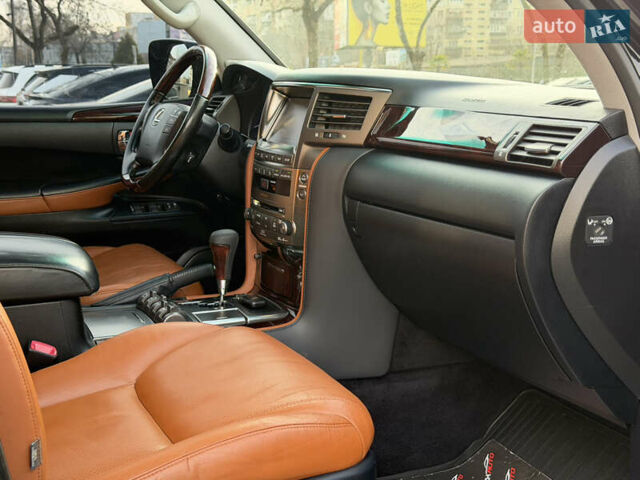 Черный Лексус ЛХ, объемом двигателя 5.7 л и пробегом 443 тыс. км за 26800 $, фото 60 на Automoto.ua