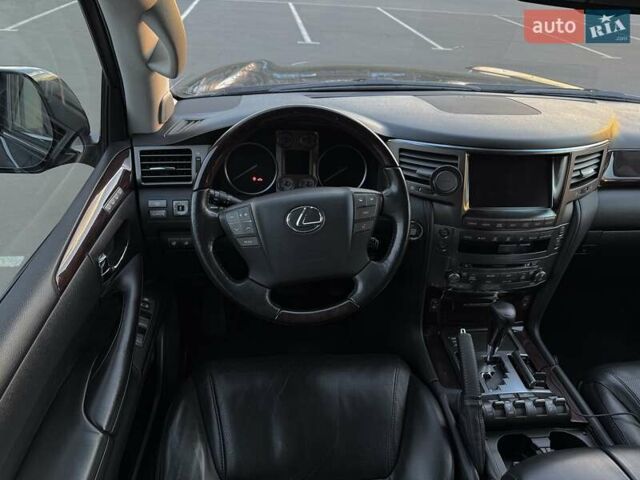 Черный Лексус ЛХ, объемом двигателя 5.66 л и пробегом 246 тыс. км за 31000 $, фото 2 на Automoto.ua