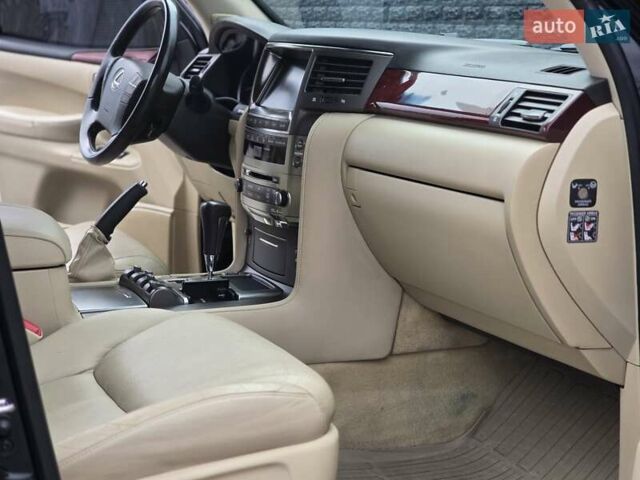 Черный Лексус ЛХ, объемом двигателя 5.66 л и пробегом 238 тыс. км за 25700 $, фото 10 на Automoto.ua