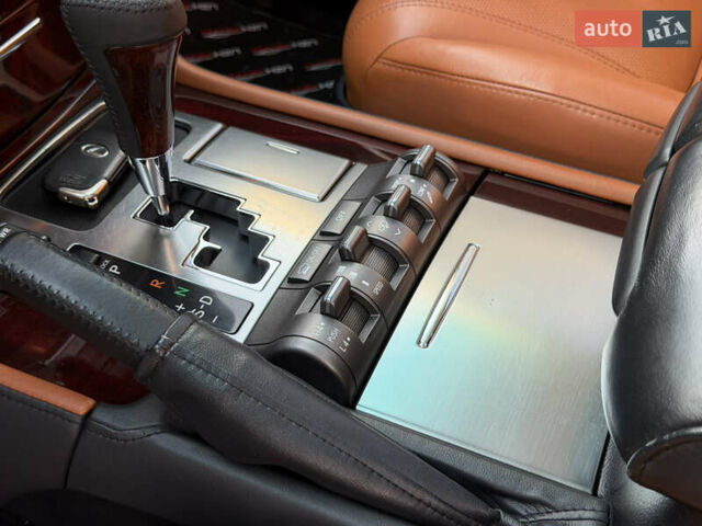 Черный Лексус ЛХ, объемом двигателя 5.7 л и пробегом 443 тыс. км за 26800 $, фото 61 на Automoto.ua