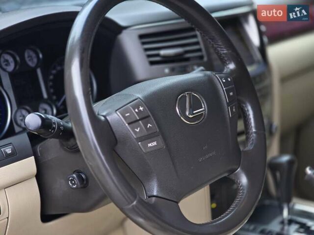 Черный Лексус ЛХ, объемом двигателя 5.66 л и пробегом 238 тыс. км за 25700 $, фото 12 на Automoto.ua