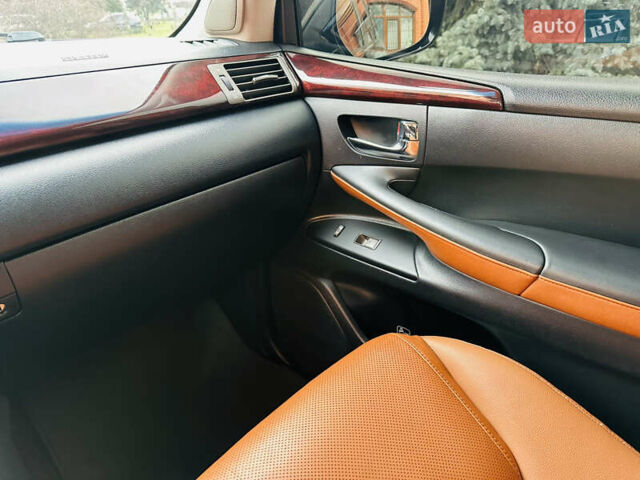 Чорний Лексус ЛХ, об'ємом двигуна 5.66 л та пробігом 243 тис. км за 25500 $, фото 24 на Automoto.ua